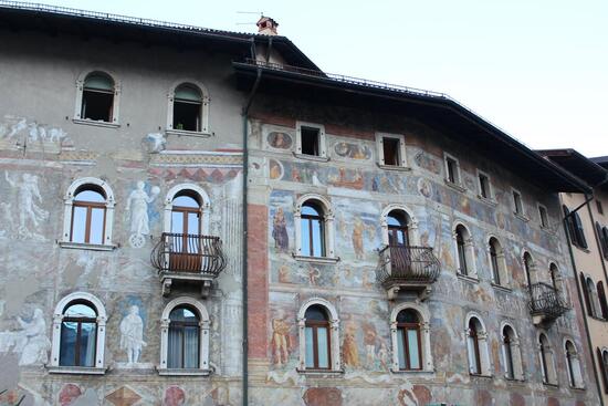 frescoes inb the walls of the buildings in Piazza del Duomo